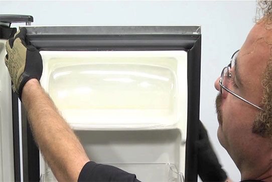 Перенавеска дверей холодильника в Истре